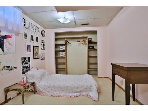 47 Edenwold Crescent Nw, Calgary, AB - Indoor Photo Showing Bedroom