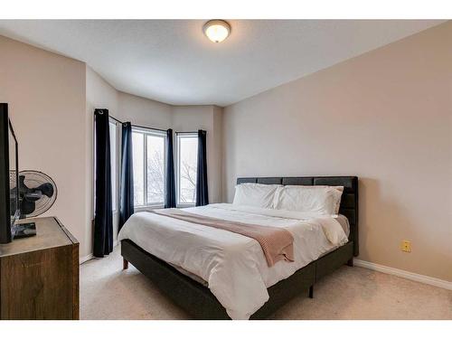 403-16 Poplar Avenue, Okotoks, AB - Indoor Photo Showing Bedroom