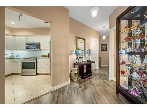 205-200 La Caille Place Sw, Calgary, AB - Indoor Photo Showing Kitchen