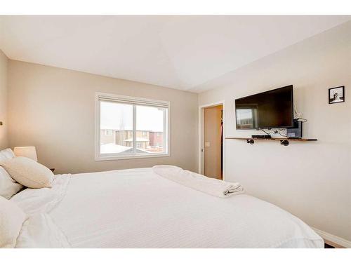 17 Marquis Heights Se, Calgary, AB - Indoor Photo Showing Bedroom