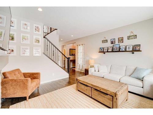 17 Marquis Heights Se, Calgary, AB - Indoor Photo Showing Living Room