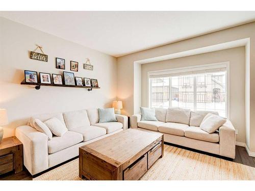 17 Marquis Heights Se, Calgary, AB - Indoor Photo Showing Living Room