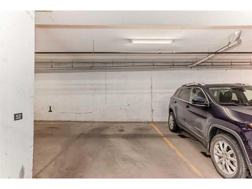 306-201 20 Avenue Ne, Calgary, AB - Indoor Photo Showing Garage