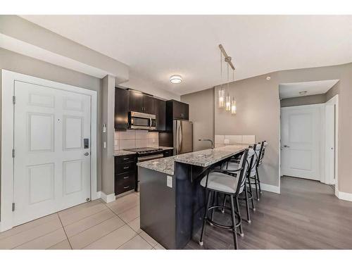 306-201 20 Avenue Ne, Calgary, AB - Indoor Photo Showing Kitchen With Stainless Steel Kitchen With Upgraded Kitchen