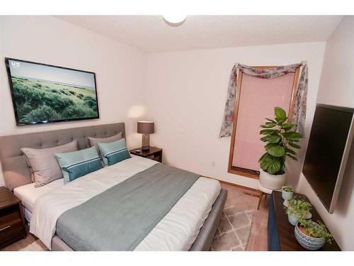 416 Sandringham Place Nw, Calgary, AB - Indoor Photo Showing Bedroom