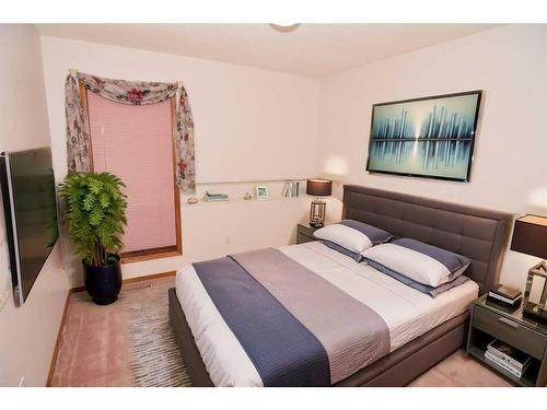 416 Sandringham Place Nw, Calgary, AB - Indoor Photo Showing Bedroom