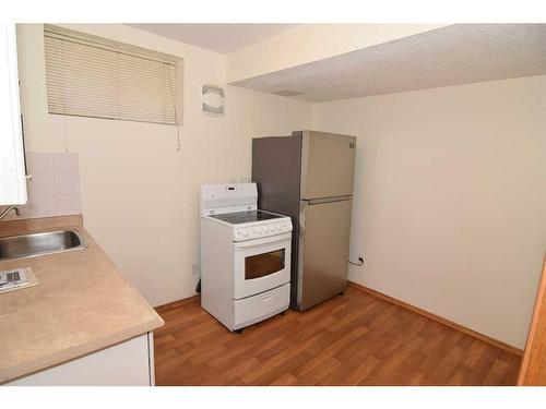 416 Sandringham Place Nw, Calgary, AB - Indoor Photo Showing Kitchen