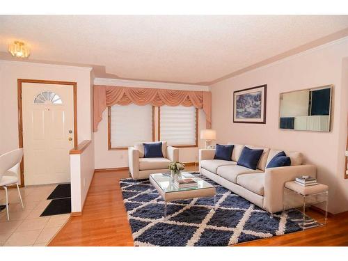 416 Sandringham Place Nw, Calgary, AB - Indoor Photo Showing Living Room