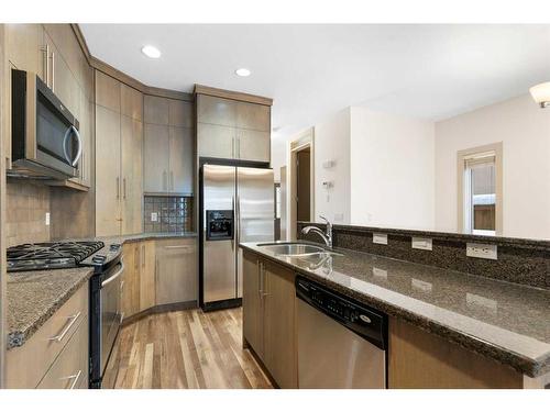 3-2421 29 Street Sw, Calgary, AB - Indoor Photo Showing Kitchen With Double Sink With Upgraded Kitchen