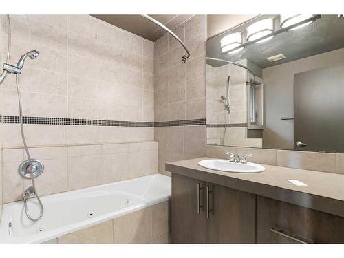 3-2421 29 Street Sw, Calgary, AB - Indoor Photo Showing Bathroom