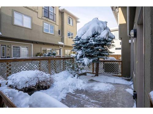 3-2421 29 Street Sw, Calgary, AB - Outdoor