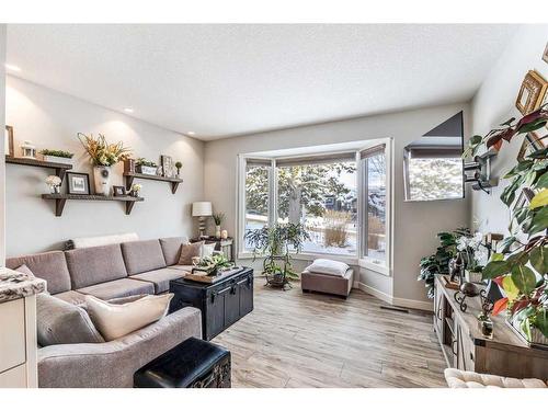 5131 Baines Road Nw, Calgary, AB - Indoor Photo Showing Living Room