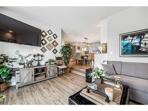 5131 Baines Road Nw, Calgary, AB - Indoor Photo Showing Living Room