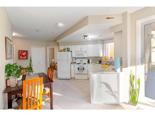 901-683 10 Street Sw, Calgary, AB - Indoor Photo Showing Kitchen