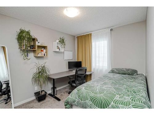 116 Auburn Glen Heights Se, Calgary, AB - Indoor Photo Showing Bedroom