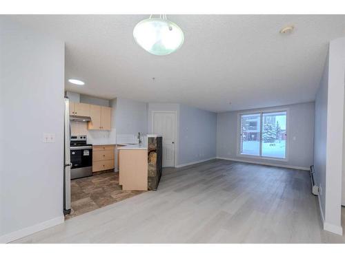 4105-10 Prestwick Bay Se, Calgary, AB - Indoor Photo Showing Kitchen