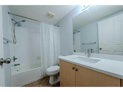 4105-10 Prestwick Bay Se, Calgary, AB - Indoor Photo Showing Bathroom