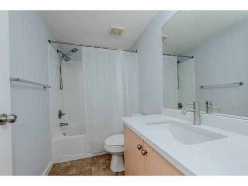 4105-10 Prestwick Bay Se, Calgary, AB - Indoor Photo Showing Bathroom