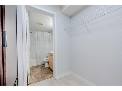 4105-10 Prestwick Bay Se, Calgary, AB - Indoor Photo Showing Bathroom