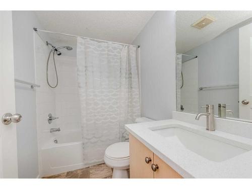 4105-10 Prestwick Bay Se, Calgary, AB - Indoor Photo Showing Bathroom