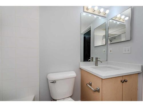 4105-10 Prestwick Bay Se, Calgary, AB - Indoor Photo Showing Bathroom