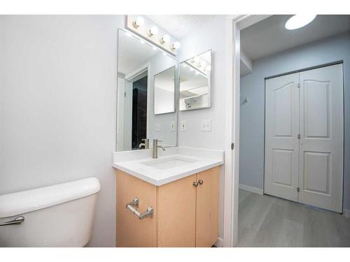 4105-10 Prestwick Bay Se, Calgary, AB - Indoor Photo Showing Bathroom