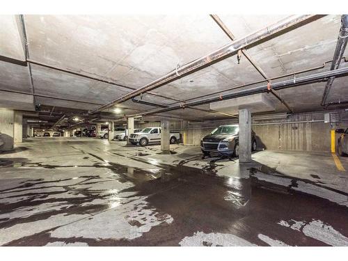 4105-10 Prestwick Bay Se, Calgary, AB - Indoor Photo Showing Garage