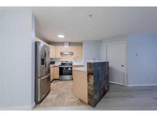 4105-10 Prestwick Bay Se, Calgary, AB - Indoor Photo Showing Kitchen