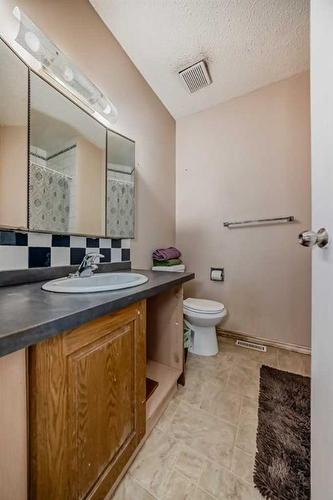 2815 12 Avenue Se, Calgary, AB - Indoor Photo Showing Bathroom