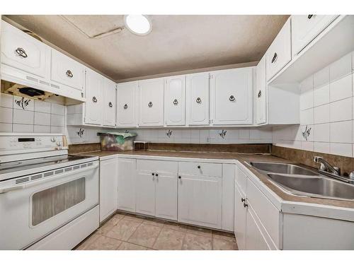 2815 12 Avenue Se, Calgary, AB - Indoor Photo Showing Kitchen With Double Sink