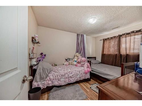 2815 12 Avenue Se, Calgary, AB - Indoor Photo Showing Bedroom