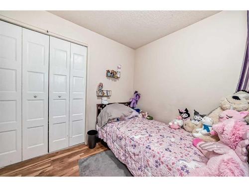 2815 12 Avenue Se, Calgary, AB - Indoor Photo Showing Bedroom