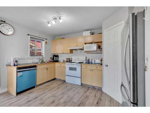 138 Tarawood Road Ne, Calgary, AB - Indoor Photo Showing Kitchen