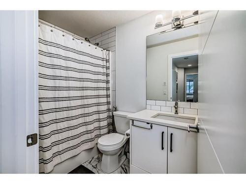 166 Creekstone Way Sw, Calgary, AB - Indoor Photo Showing Bathroom