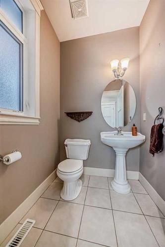 2235 32 Avenue Sw, Calgary, AB - Indoor Photo Showing Bathroom