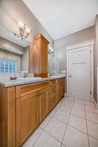 2235 32 Avenue Sw, Calgary, AB - Indoor Photo Showing Bathroom