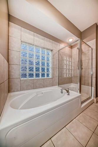 2235 32 Avenue Sw, Calgary, AB - Indoor Photo Showing Bathroom