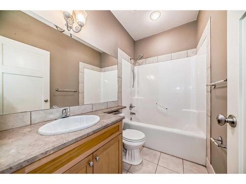 2235 32 Avenue Sw, Calgary, AB - Indoor Photo Showing Bathroom