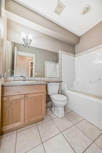 2235 32 Avenue Sw, Calgary, AB - Indoor Photo Showing Bathroom