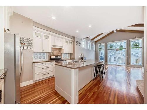 2235 32 Avenue Sw, Calgary, AB - Indoor Photo Showing Kitchen