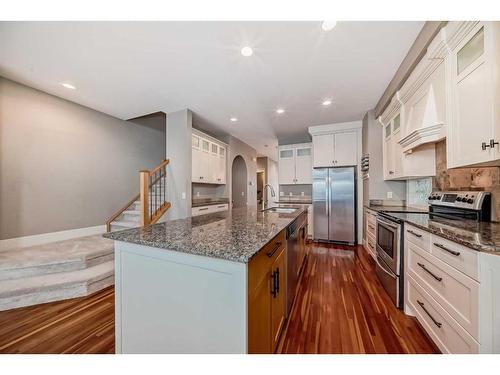 2235 32 Avenue Sw, Calgary, AB - Indoor Photo Showing Kitchen With Upgraded Kitchen