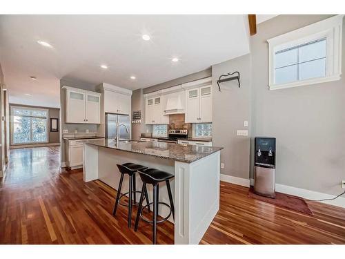 2235 32 Avenue Sw, Calgary, AB - Indoor Photo Showing Kitchen