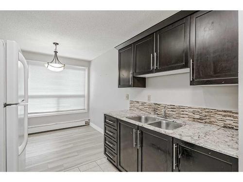 202-219 Huntington Park Bay Nw, Calgary, AB - Indoor Photo Showing Kitchen With Double Sink With Upgraded Kitchen