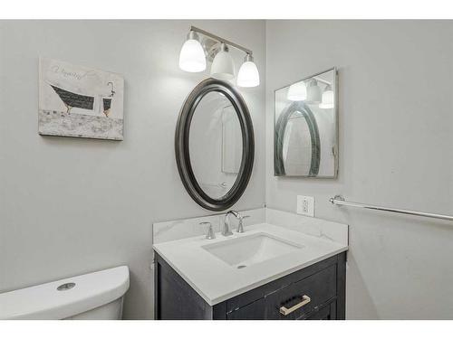 202-219 Huntington Park Bay Nw, Calgary, AB - Indoor Photo Showing Bathroom