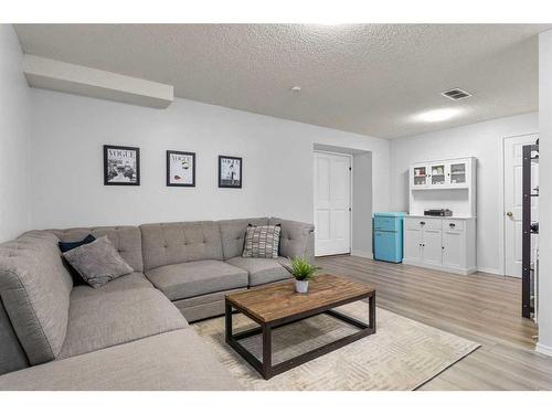 168 Edgebrook Park Nw, Calgary, AB - Indoor Photo Showing Living Room