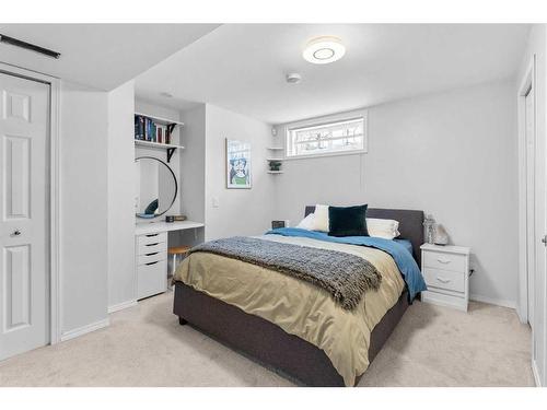 168 Edgebrook Park Nw, Calgary, AB - Indoor Photo Showing Bedroom