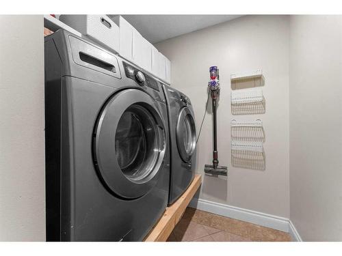 168 Edgebrook Park Nw, Calgary, AB - Indoor Photo Showing Laundry Room