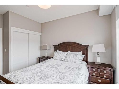 605-122 Mahogany Centre Se, Calgary, AB - Indoor Photo Showing Bedroom