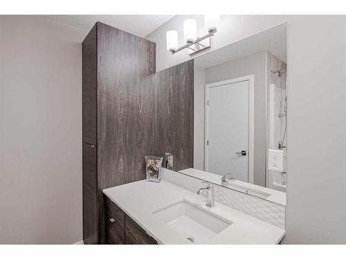 605-122 Mahogany Centre Se, Calgary, AB - Indoor Photo Showing Bathroom