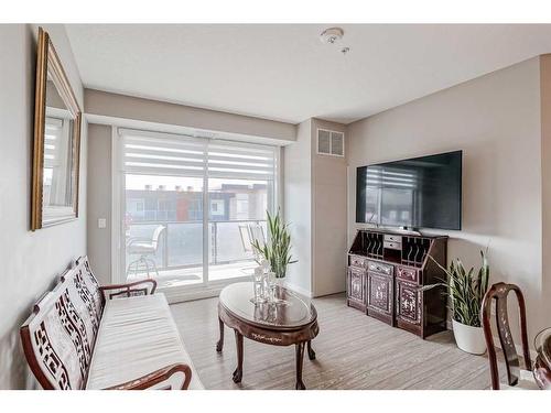 605-122 Mahogany Centre Se, Calgary, AB - Indoor Photo Showing Living Room